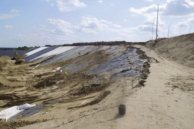 Geomembrany HDPE i geosyntetyki towarzyszące - przypadki na budowie