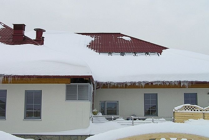 Rozwiązania materiałowe stropodachów nad halami basenowymi