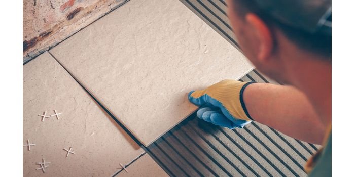 Renowacja drewnianej podłogi – jak zrobić to dobrze?