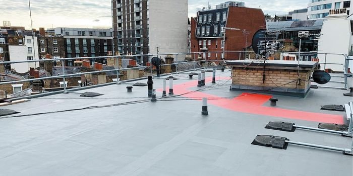 Skuteczne i niezawodne systemy uszczelniania i renowacji pokryć dachowych