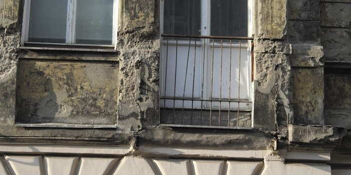 Renowacja budynku a naprawa tarasów i balkonów. Cz. 4. Balkony z płytkami – dylatacja brzegowa i próg drzwiowy