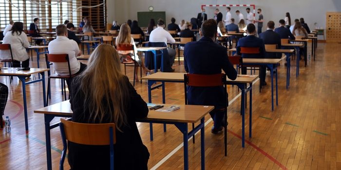 Czy warunki akustyczne w polskich szkołach mają wpływ na wyniki matur?