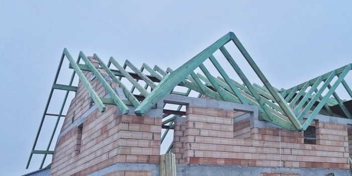 Podnoszenie klasy reakcji na ogień drewna konstrukcyjnego i wyrobów konstrukcyjnych na nim bazujących w świetle zapisów zharmonizowanych specyfikacji technicznych i innych dokumentów Unii Europejskiej