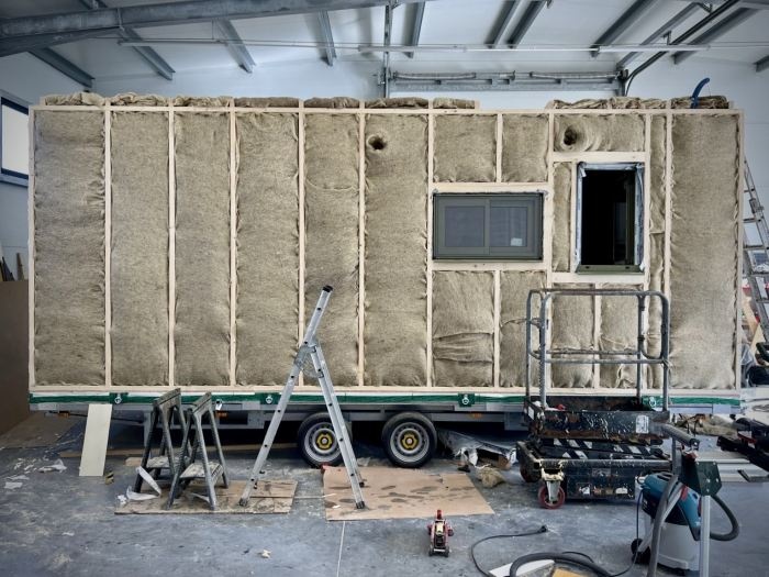 Wełna owcza w tiny houses – naturalna izolacja do zadań specjalnych