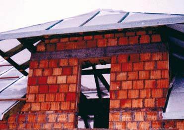 Spos&oacute;b przymocowania łat świadczy o tym, że ma zostać ułożona niskoparoprzepuszczalna folia wstępnego krycia (FWK). Na tym dachu jest to pokrycie tymczasowe, wystawione na działanie promieniowania ultrafioletowego, wiatru i śniegu. | Roofs vs. ultraviolet
K. Patoka