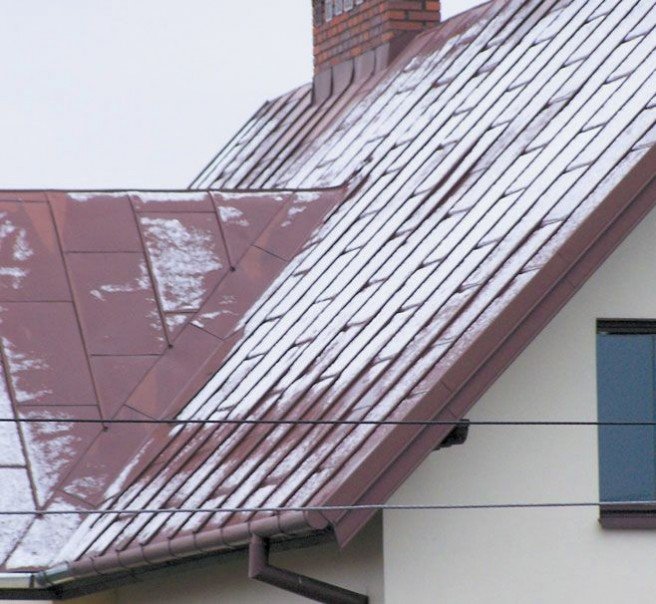 Fot. 1. Dach pokryty blachą arkuszową łączoną na rąbek stojący. Topniejący śnieg wskazuje miejsca występowania mostk&oacute;w cieplnych.
K.Patoka