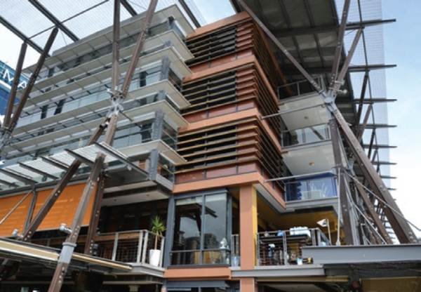 Architektoniczne wariacje na temat element&oacute;w zacieniających (Sydney) / Design and architectonic solutions found in glazed facades
D. Heim