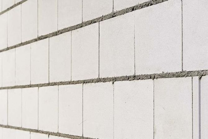 FOT. Ściana wewnętrzna międzymieszkaniowa z wypełnionymi spoinami poziomymi
Materiały Stowarzyszenia "Białe murowanie"