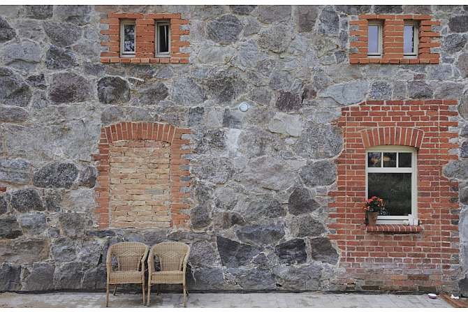FOT. 10. Ceramiczne mury wok&oacute;ł otwor&oacute;w okiennych w kamiennym murze, fot. dominatura.pl