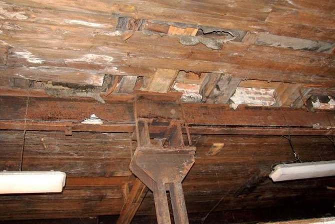 FOT. 1. Drewniany strop podparty na słupach
Archiwa autor&oacute;w