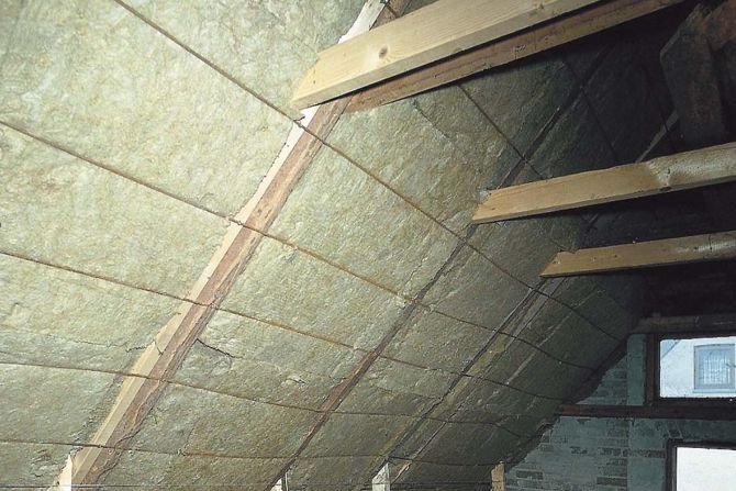 Do izolacji termicznej dachu najczęściej wykorzystuje się wełnę mineralną,kt&oacute;rą układa się między krokwiami
Rockwool