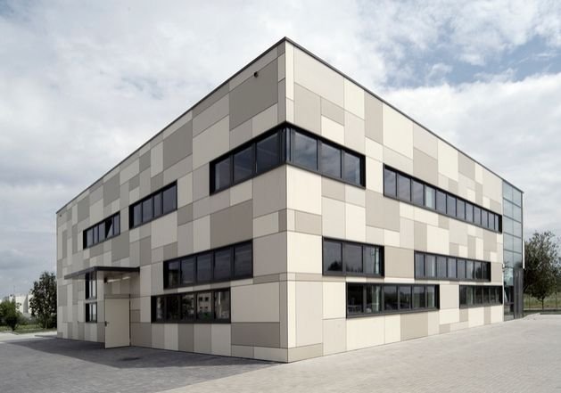 Laboratorium Instytutu Badań Technicznych TPA - Pruszk&oacute;w; materiał: płyta elewacyjna wł&oacute;kno-cementowa EQUITONE [textura]
Equitone