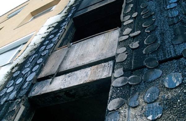 Widok budynku po pożarze &ndash; nieprawidłowe przyklejanie płyt styropianowych przyczyniło się do rozprzestrzenienia ognia | Outer building walls fire safety assessing methods
NowosciBudowlane.com.pl