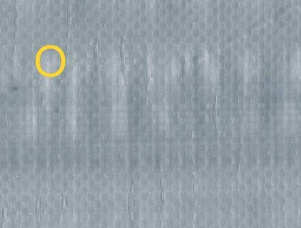 Fot. 3. FWK zbudowana z polipropylenowej tkaniny uszczelnionej folią polietylenową o gramaturze 98 g/m<sup>2</sup>. Czubek stożka otworu został zaznaczony na żółto. Ten sam produkt bez stożkowych otworów jest stosowany jako paroizolacja w dachach, ściana.
