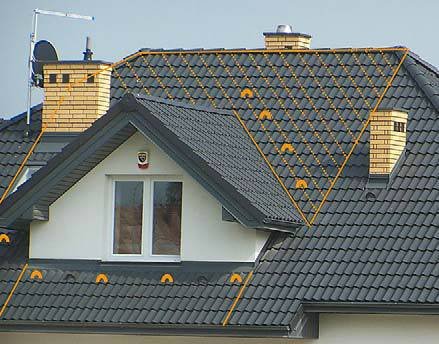 Fot. 4. W Polsce nie używa się dachówek wentylacyjnych w koszach. Obszar dachu, który został na zdjęciu zakreskowany, nie ma wystarczającej ilości powietrza wentylującego, ponieważ nie ma wlotu do szczeliny utworzonej przez kontrłaty. Półkola wskazują mi.