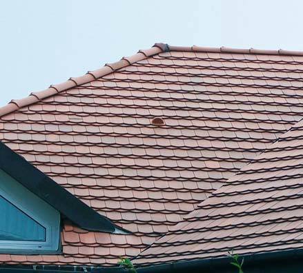 Fot. 5. Typowe zastosowanie dachówki wentylacyjnej bez przemyślenia jej funkcji: szczególnie na dachu o tak skomplikowanych kształtach trudne jest wykonanie typowych wlotów do szczeliny wentylacyjnej w okapie. Zastosowanie jednej dachówki bardzo rzadko m.