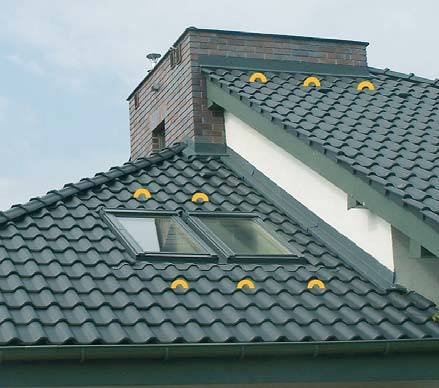 Fot. 8. Dachówki wentylacyjne (prawa połać) powinny być montowane w przedostatnim rzędzie, a ich liczba i rozstaw powinny być równomierne. Nad oknami dachowymi nie ma potrzeby montowania trzech dachówek, ponieważ powierzchnia połaci nad oknami jest bardz.