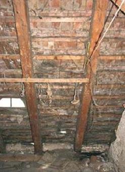 Fot. 4. Widok dachu (poddasza) o nieskomplikowanej budowie – słaba izolacyjność cieplna