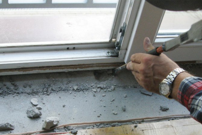 W wielu przypadkach przyczyną występowania pleśni wok&oacute;ł okien jest niewłaściwe wykonanie warstw termoizolacyjnych na połączeniu ościeżnica&ndash;mur.
Archiwum autor&oacute;w