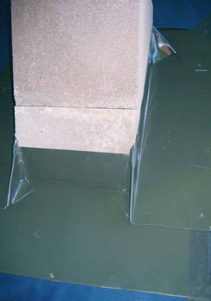 Fot. 1. Połączenie gotowego betonowego komina spalinowego z MWK za pośrednictwem blaszanej taśmy wyprodukowanej specjalnie do tego celu z miękkiej blachy aluminiowej. Taśma ma butylowy pasek uszczelniający połączenia z MWK.