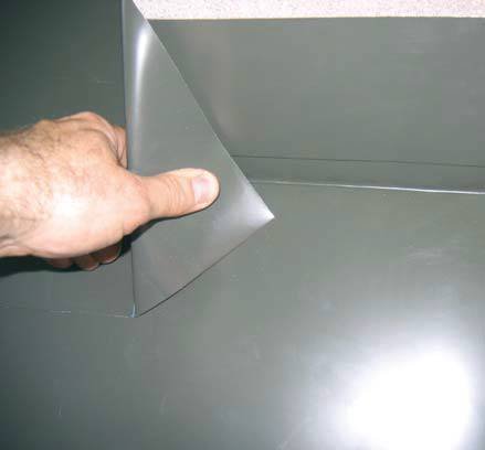 Fot. 3. Taśma wykonana jest z miękkiej, powlekanej blachy aluminiowej, którą można wyginać ręcznie. Poszczególne fragmenty łączy się dzięki temu na zacisk, dopasowując łatwo do siebie i do komina.
