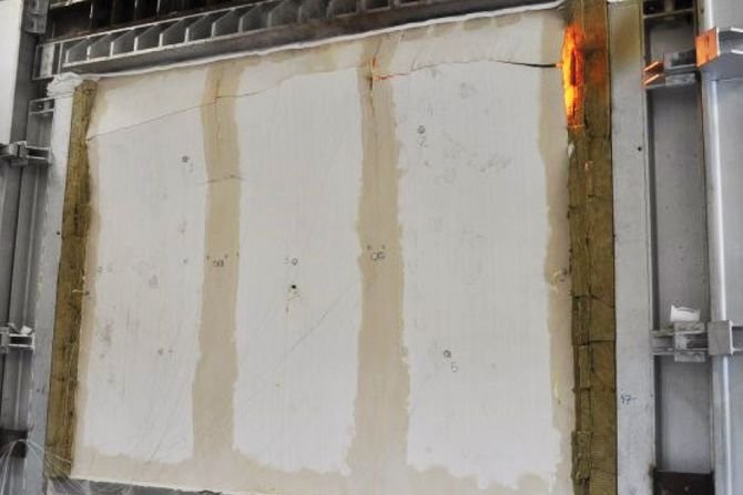Podczas badania w zakresie odporności ogniowej element&oacute;w i konstrukcji drewnianych sprawdza się m.in. izolacyjność ogniową oraz odporność na oddziaływanie mechaniczne.
Fot. [1]