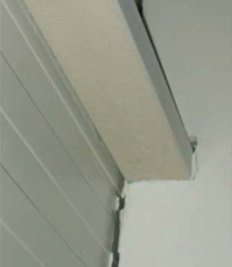 Fot. 9. Oderwanie ściennej płyty warstwowej od wewnętrznej ściany i jej przemieszczenie