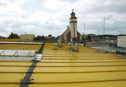 Fot. 13. Uszczelnienie poprzeczne dachowych płyt warstwowych papą termozgrzewalną