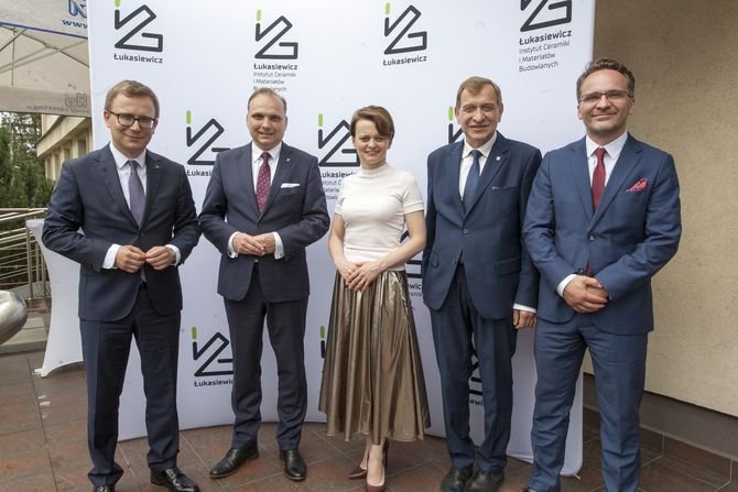 Od lewej: Tomasz Urynowicz, Paweł Pichniarczyk &ndash; dyrektor Sieci Badawczej Łukasiewicz &ndash; ICiMB, minister rozwoju Jadwiga Emilewicz, profesor Jerzy Lis, Michał Wieczorek
ICiMB