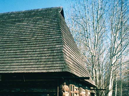 Fot. 4. W starych dachach drewniane rynny wisiały na długich uchwytach i nikomu to nie przeszkadzało. Dzisiaj takie rozwiązania są cechą wyróżniającą budynki w skansenach. Ten dom znajduje się w skansenie kempingu w Przeworsku.