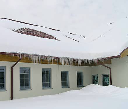 Fot. 1. Krawędź styku połaci dachu segmentu głównego i bocznego budynku