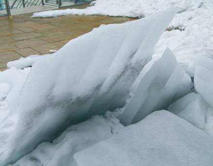 Fot. 3. Zamarznięte bryły pokrywy śnieżnej zsuwające się z dachu podczas okresów odwilży. Grubość pojedynczej bryły wynosiła 30–40 cm, a ciężar kilkadziesiąt kilogramów. Zsuwające się fragmenty lodu stanowiły więc zagrożenie dla użytkowników obiektu.