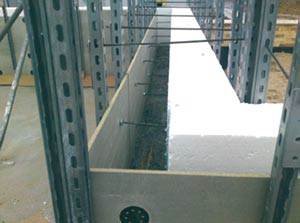 Fot. 1. Konstrukcja stabilizująca i szalunek tracony ściany zewnętrznej w technologii wykonania budynków energooszczędnych wykorzystującej
od strony wnętrza płyty cementowo‑drzazgowe
