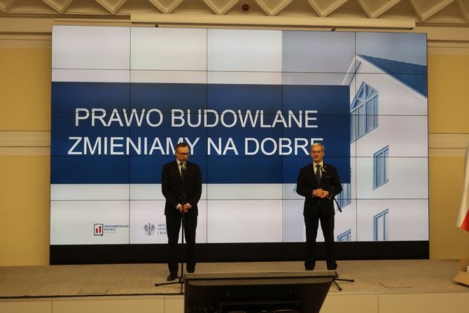 Od lewej: wiceminister Artur Soboń odpowiedzialny w resorcie za budownictwo oraz minister inwestycji i rozwoju Jerzy Kwieciński
MIiR