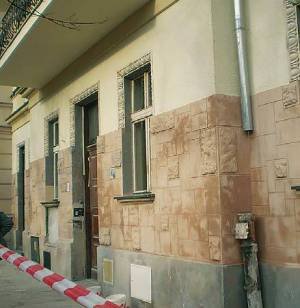 Fot. 2. Cokół kamienicy w Krakowie.