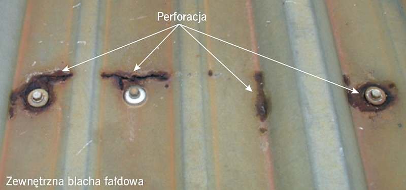 FOT. 4. Uszkodzenia korozyjne zewnętrznej blachy fałdowej: korozja i perforacja poprzeczna i podłużna fałdów; fot.: archiwum autora