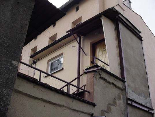 FOT. 11. Wzmocniony kotwami budynek w Katowicach; fot.: archiwum autora