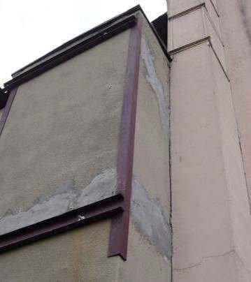 FOT. 12. Widok narożnika budynku w Katowicach wzmocnionego kotwami w kształcie kątownika i szyny; fot.: archiwum autora
