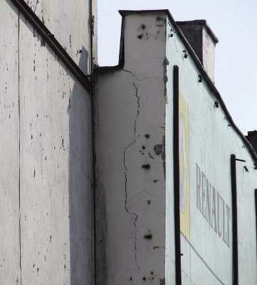 FOT. 8. Zbliżenie naprawionej narożnej ściany budynku w Katowicach; fot.: R. Jasiński