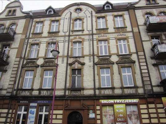 FOT. 9. Fasada wzmocnionego przez ankrowanie budynku w Mysłowicach; fot.: archiwum autora
