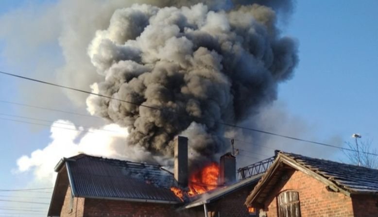 FOT. 1. Pożar dachu budynku jednorodzinnego w Pile, luty 2018 r.; fot.: JRG PSP nr 1, Piła