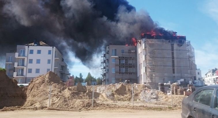 FOT. 2. Pożar dachu budynku przy ul Filipkowskiego w Gdyni, maj 2017 r.; fot.: Ireneusz Skocki