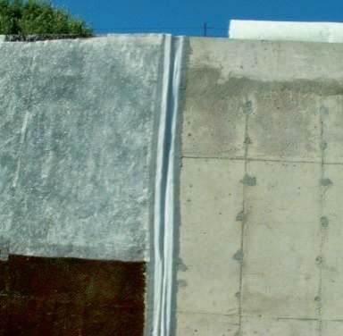 FOT. 7. Ściana w trakcie remontu z naklejoną taśmą i matą z włóknami nasączonymi żywicą; fot.: archiwum autorki