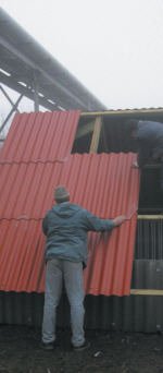 Fot. 4. Montaż falistych płyt włóknocementowych na dachu modelowym. Ten rodzaj płyt mocowany jest do łat/płatwi. Ich układanie pionowe wykonuje się na zakłady w kierunku od okapu do kalenicy, poziome natomiast – zgodnie z kierunkiem najczęściej wiejących wiatrów.