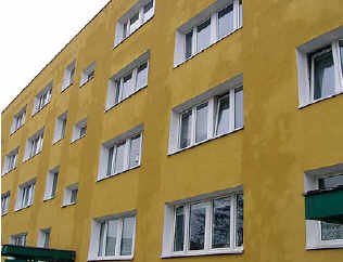 Fot. 2. Przykład nasiąkania tynku silikatowego po deszczu