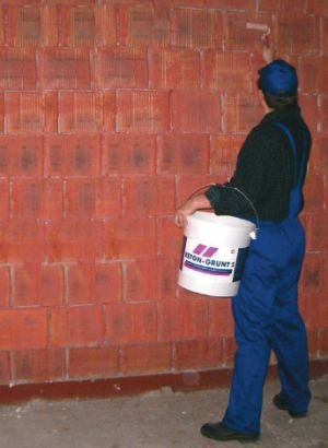 Fot.1. Gruntowanie ściany z pustaków ceramicznych