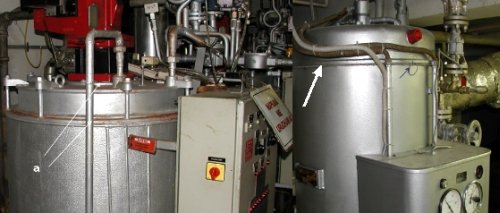 Zastosowanie uszczelnienia azbestowego w postaci sznura w pokrywach palnika  nagrzewnic (wytwornic ) pary – oznaczone strzałkami