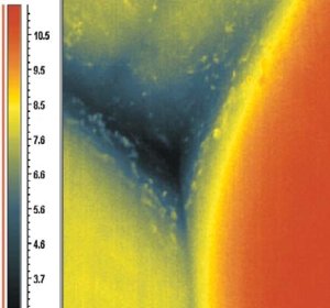 Fot. 3. Termogram nieocieplonego naroża ścian zewnętrznych i stropodachu