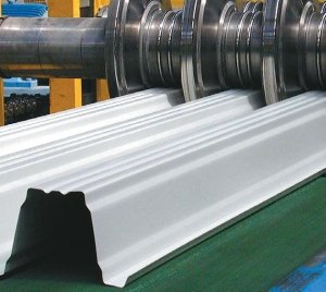 Fot. 1. Profilowanie blach trapezowych w profilarce rolkowe