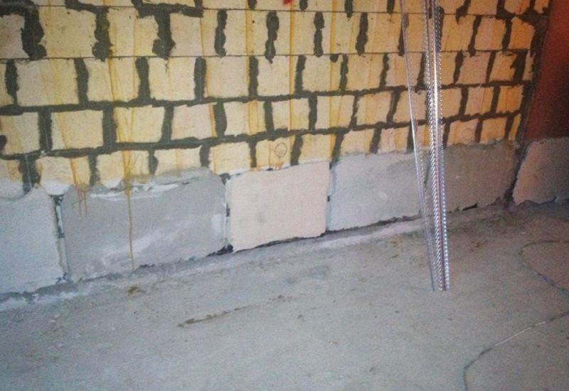 FOT. 1. Widok próbek (poletek tynkarskich) wykonanych na murze z bloczków silikatowych (podłoże wapienno-piaskowe); fot.: autorzy